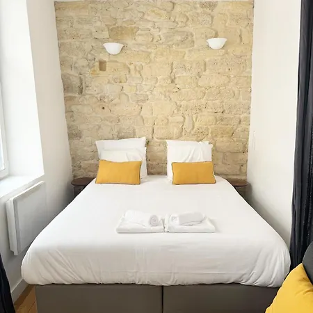 Du Lion/ac Historic Flat, Marais, 4-5 Guests